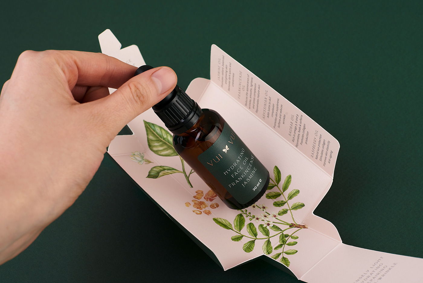 能讓人想起傳統(tǒng)的植物學(xué)書(shū)籍的護(hù)膚品包裝設(shè)計(jì)(圖7)