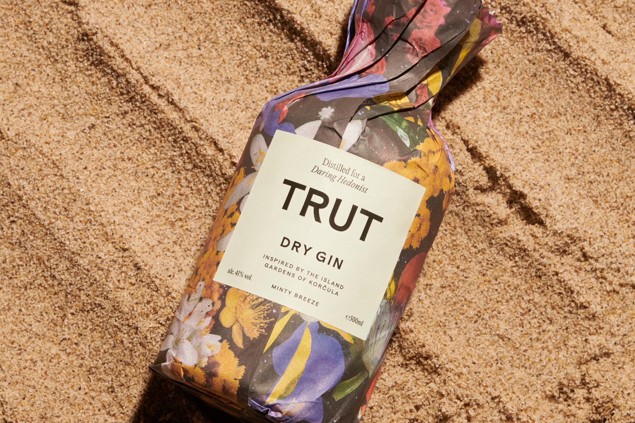 TRUT酒包裝，迷人的酒瓶專注于每一個(gè)設(shè)計(jì)細(xì)節(jié)(圖3)