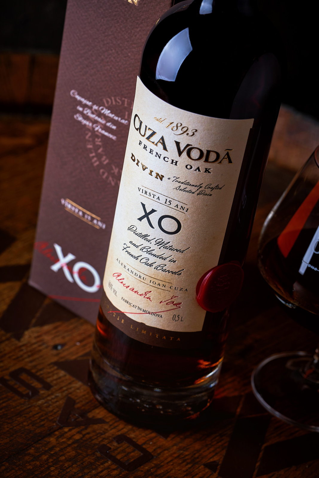 復(fù)古風(fēng)格的白蘭地酒包裝這樣設(shè)計(jì)(圖4)